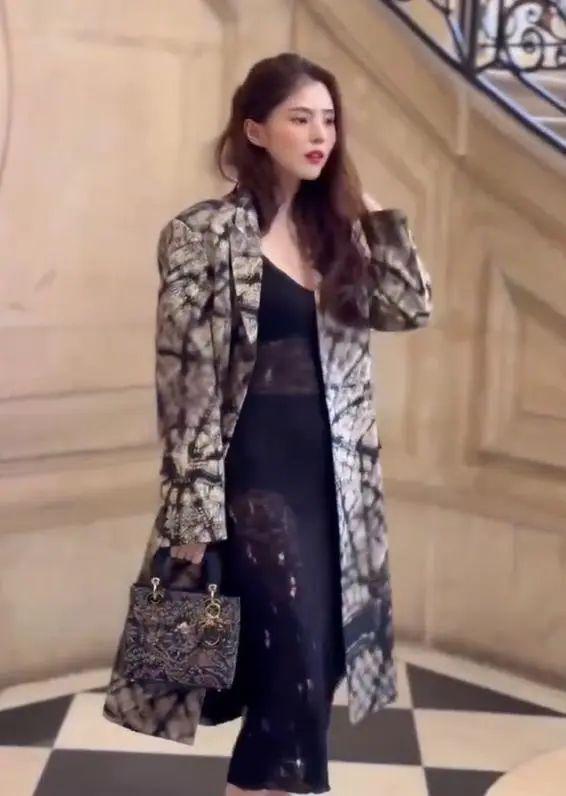 巴黎时装周上的韩素希,将韩女星的短板展现得淋漓尽致