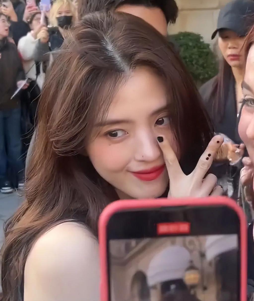 巴黎时装周上的韩素希,将韩女星的短板展现得淋漓尽致