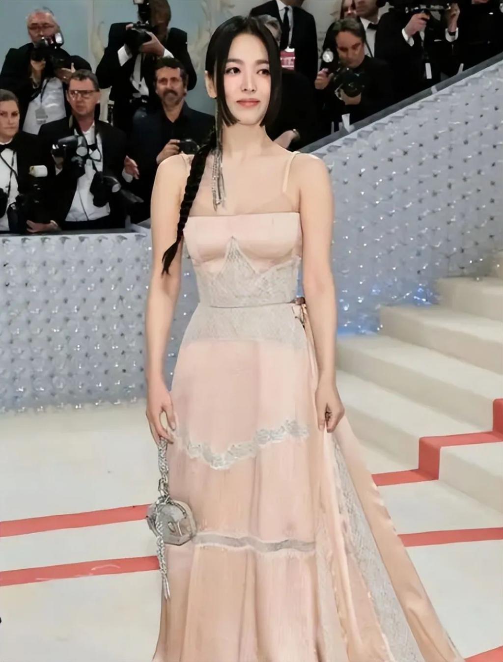 巴黎时装周上的韩素希,将韩女星的短板展现得淋漓尽致