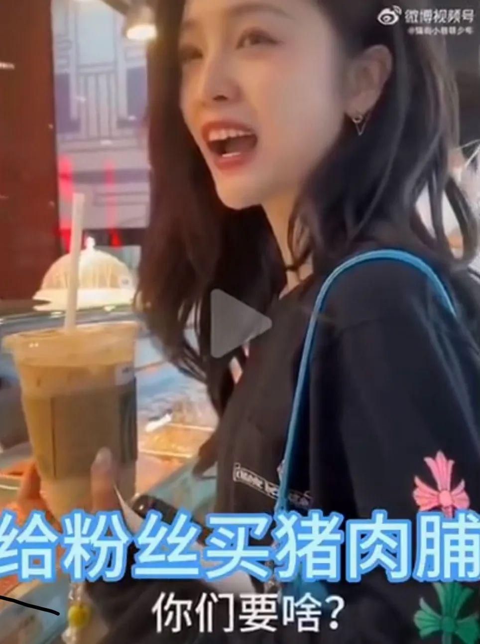 粉丝站起来了，艺人就要跪下去吗？