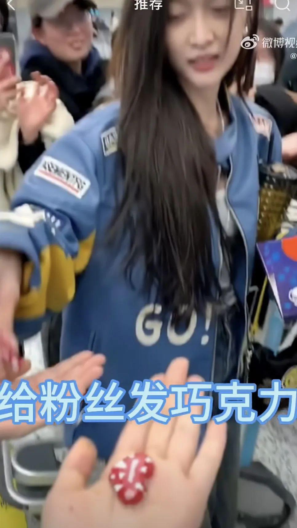 粉丝站起来了，艺人就要跪下去吗？