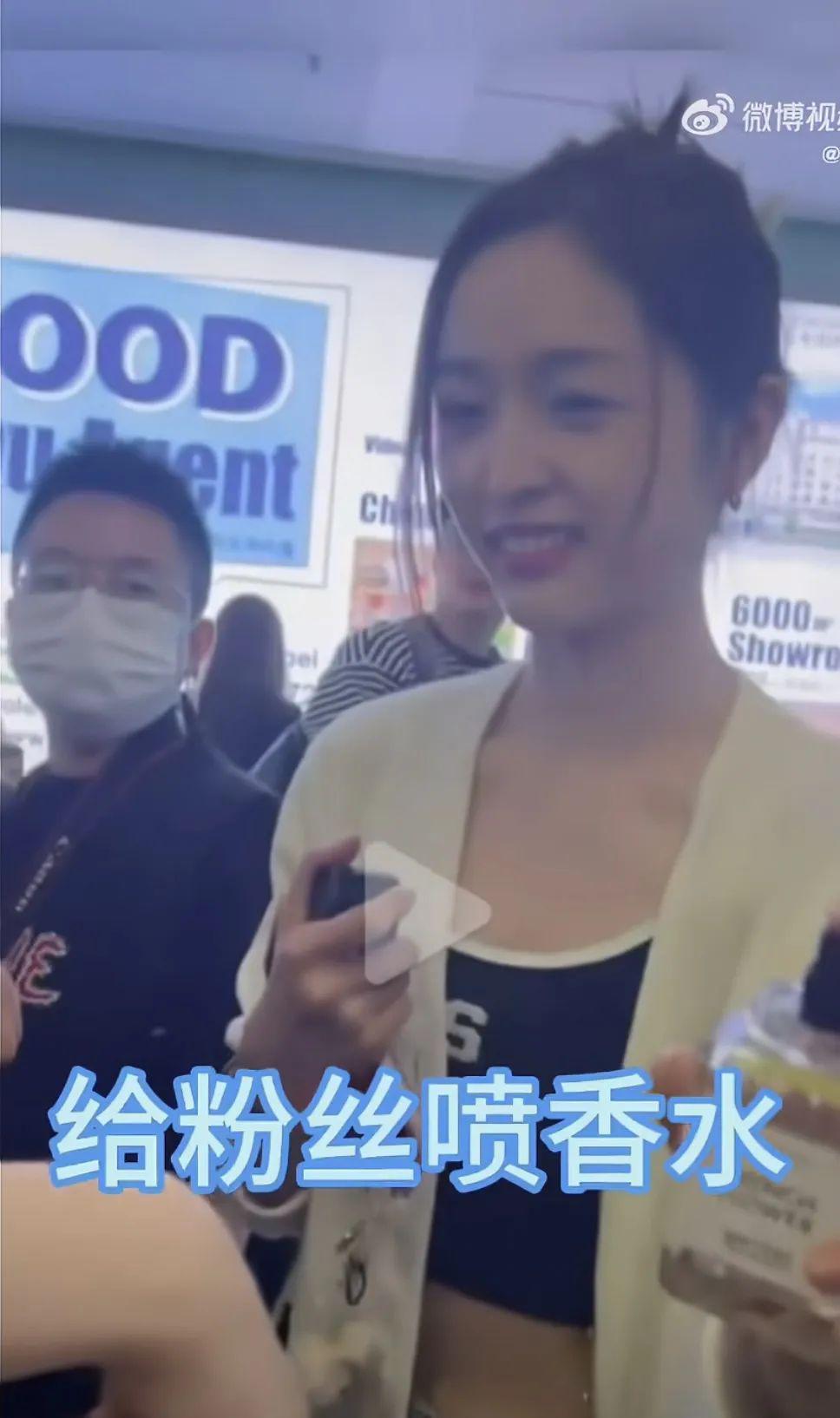 粉丝站起来了，艺人就要跪下去吗？