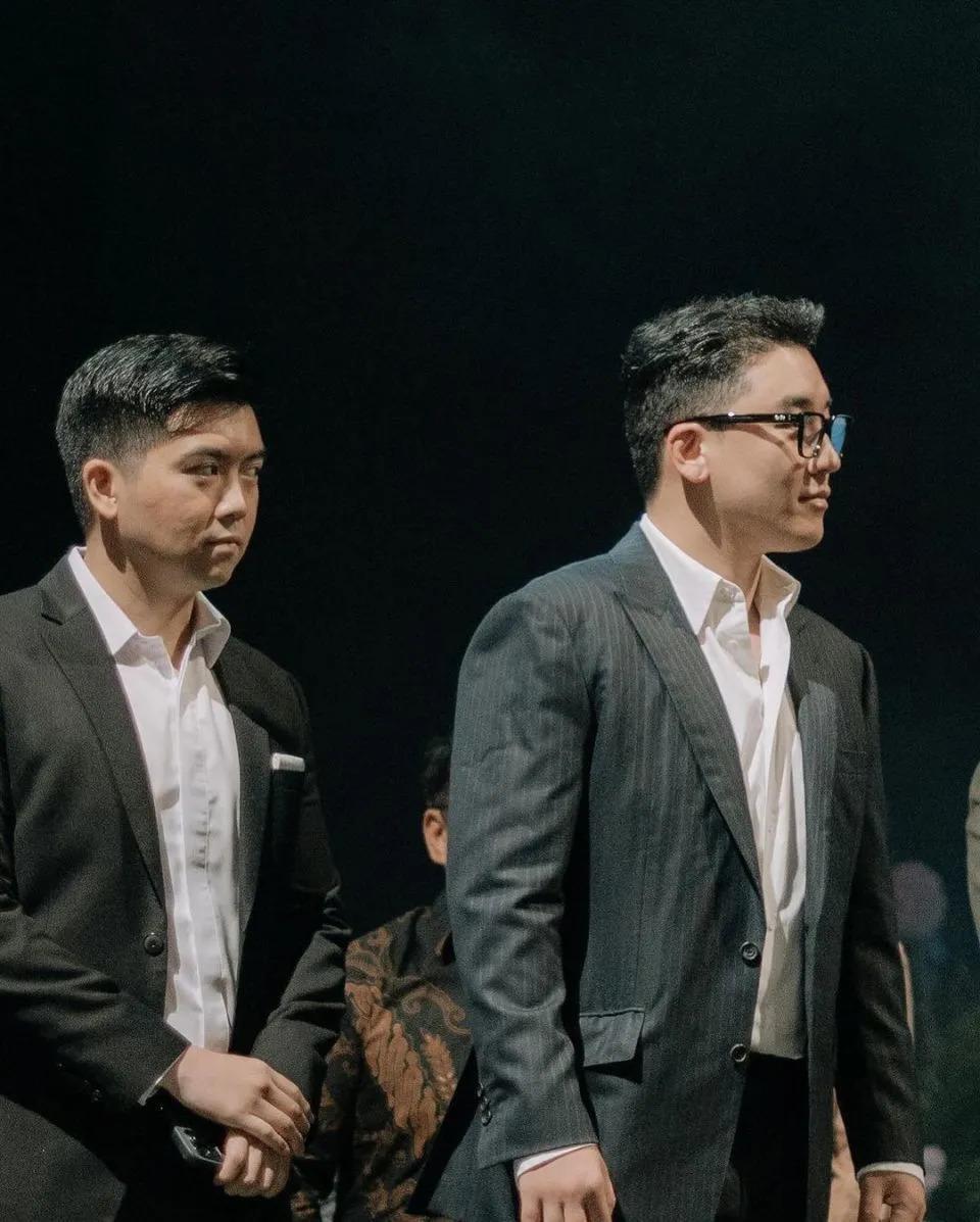 李胜利现身友人婚礼，身材发福面相变化大