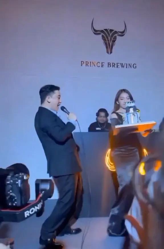 李胜利现身友人婚礼，身材发福面相变化大