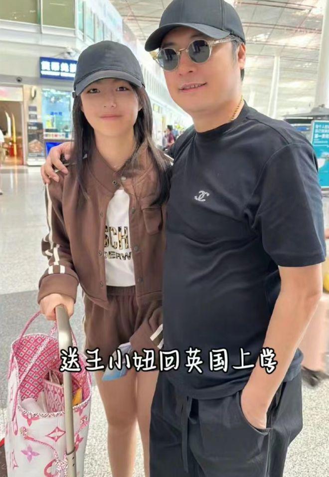 王岳伦咖啡厅被偶遇，打扮时髦，王诗龄越来越像爸爸！