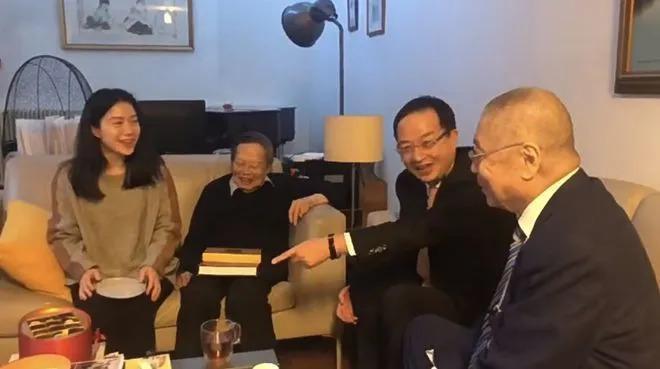 杨振宁携翁帆与友人相聚，曝光豪宅内景：客厅装修简朴