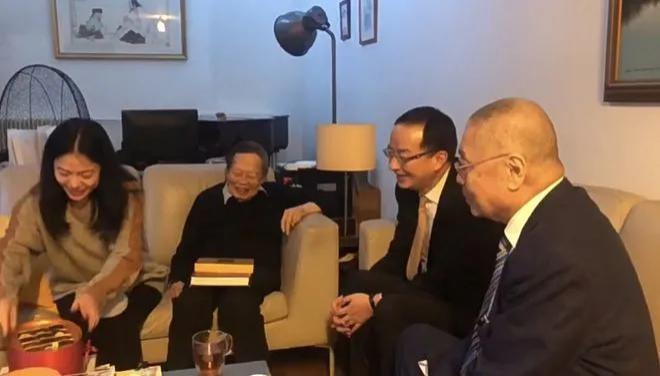 杨振宁携翁帆与友人相聚，曝光豪宅内景：客厅装修简朴