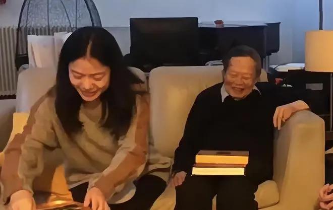 杨振宁携翁帆与友人相聚，曝光豪宅内景：客厅装修简朴