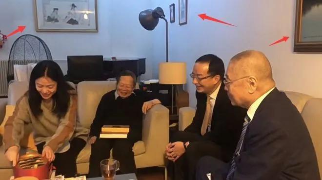 杨振宁携翁帆与友人相聚，曝光豪宅内景：客厅装修简朴