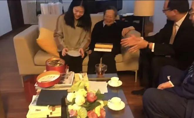 杨振宁携翁帆与友人相聚，曝光豪宅内景：客厅装修简朴