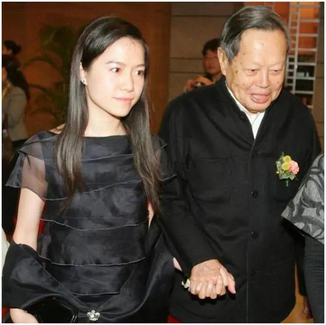 杨振宁携翁帆与友人相聚，曝光豪宅内景：客厅装修简朴