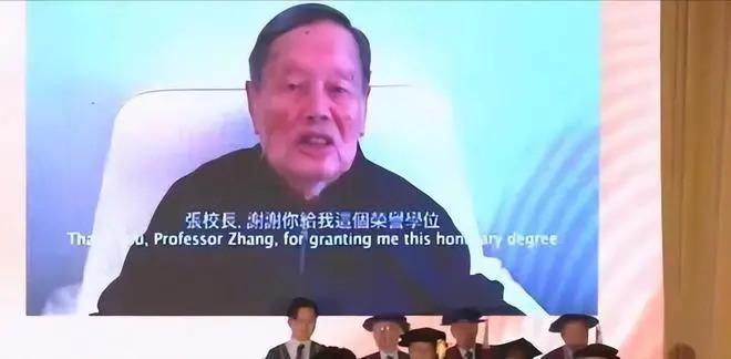 杨振宁携翁帆与友人相聚，曝光豪宅内景：客厅装修简朴