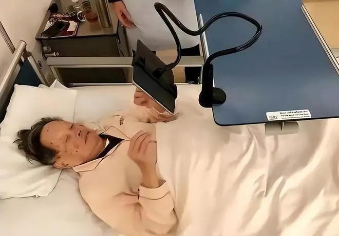 杨振宁携翁帆与友人相聚，曝光豪宅内景：客厅装修简朴