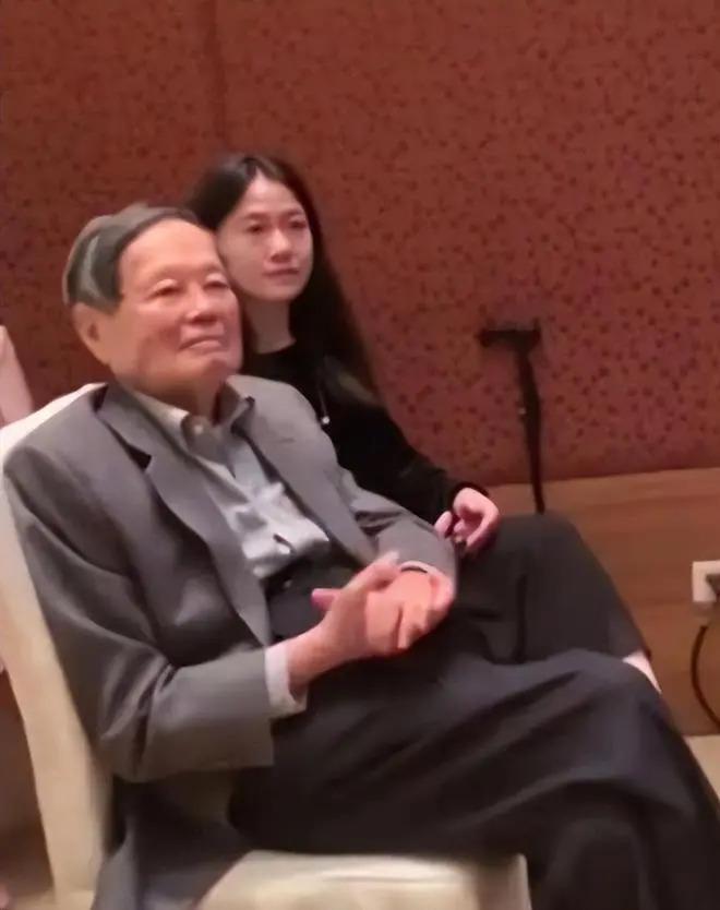 杨振宁携翁帆与友人相聚，曝光豪宅内景：客厅装修简朴