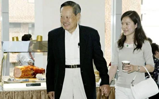 杨振宁携翁帆与友人相聚，曝光豪宅内景：客厅装修简朴