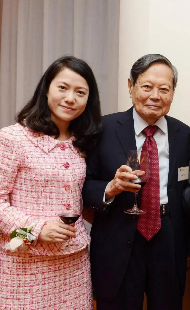 杨振宁携翁帆与友人相聚，曝光豪宅内景：客厅装修简朴