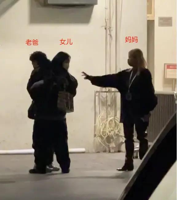天王父亲被拘捕！气走原配偷养女友，惊天丑闻被翻拍成剧