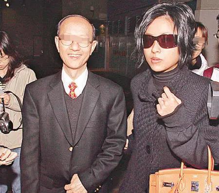 天王父亲被拘捕！气走原配偷养女友，惊天丑闻被翻拍成剧