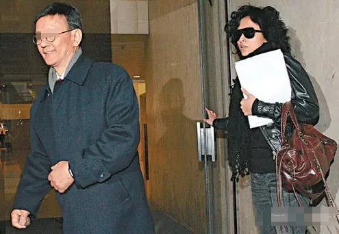 天王父亲被拘捕！气走原配偷养女友，惊天丑闻被翻拍成剧