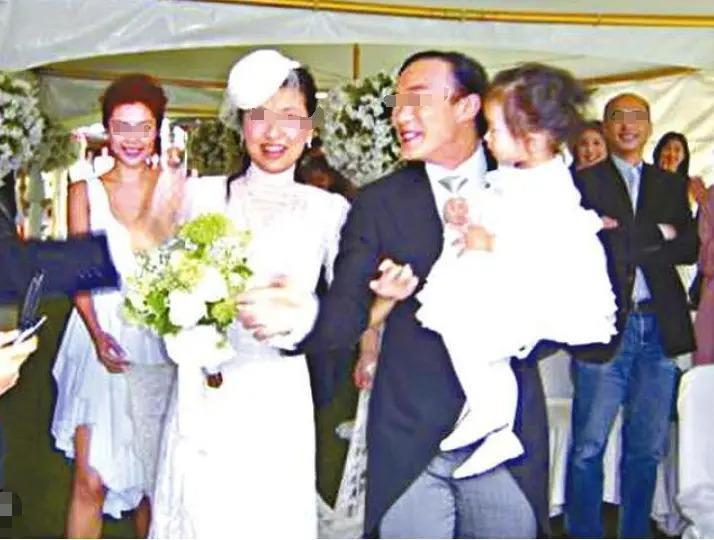 天王父亲被拘捕！气走原配偷养女友，惊天丑闻被翻拍成剧