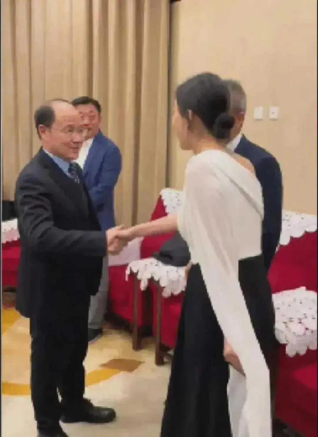 王石带老婆参加活动，田朴珺打扮得很漂亮，脖子纹身明显