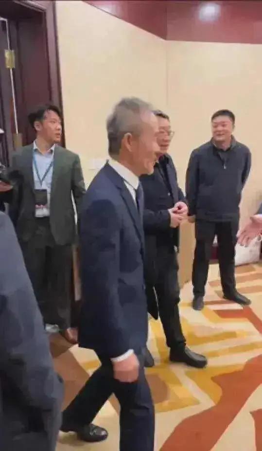 王石带老婆参加活动，田朴珺打扮得很漂亮，脖子纹身明显