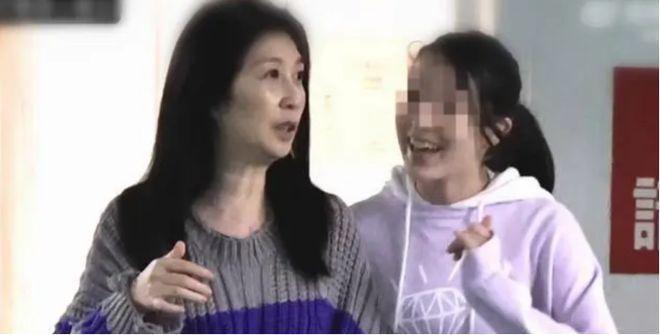 《爸爸去哪儿》：明星家的孩子纷纷逆袭，而她沦为了路人