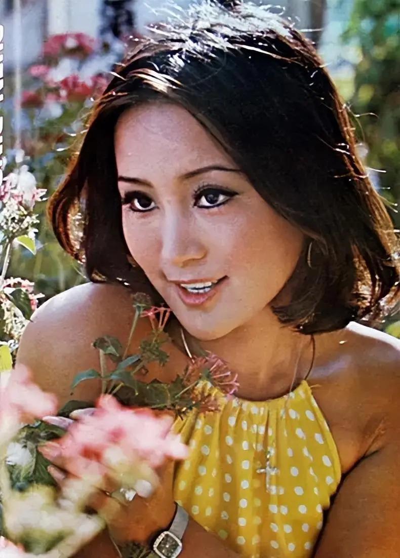 与全民偶像恋爱后被抛弃，迫于生计拍风月片，32岁隐退