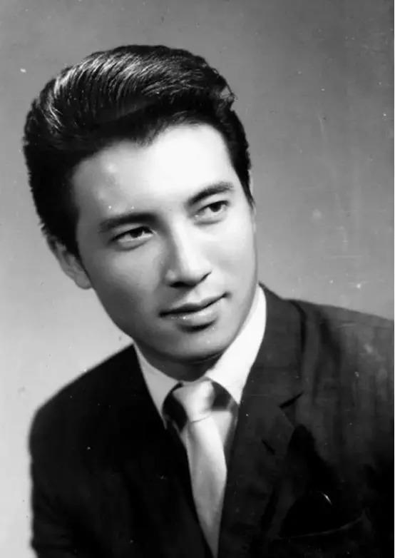 与全民偶像恋爱后被抛弃，迫于生计拍风月片，32岁隐退