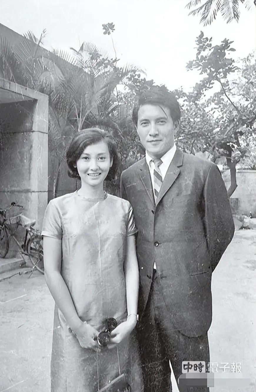 与全民偶像恋爱后被抛弃，迫于生计拍风月片，32岁隐退