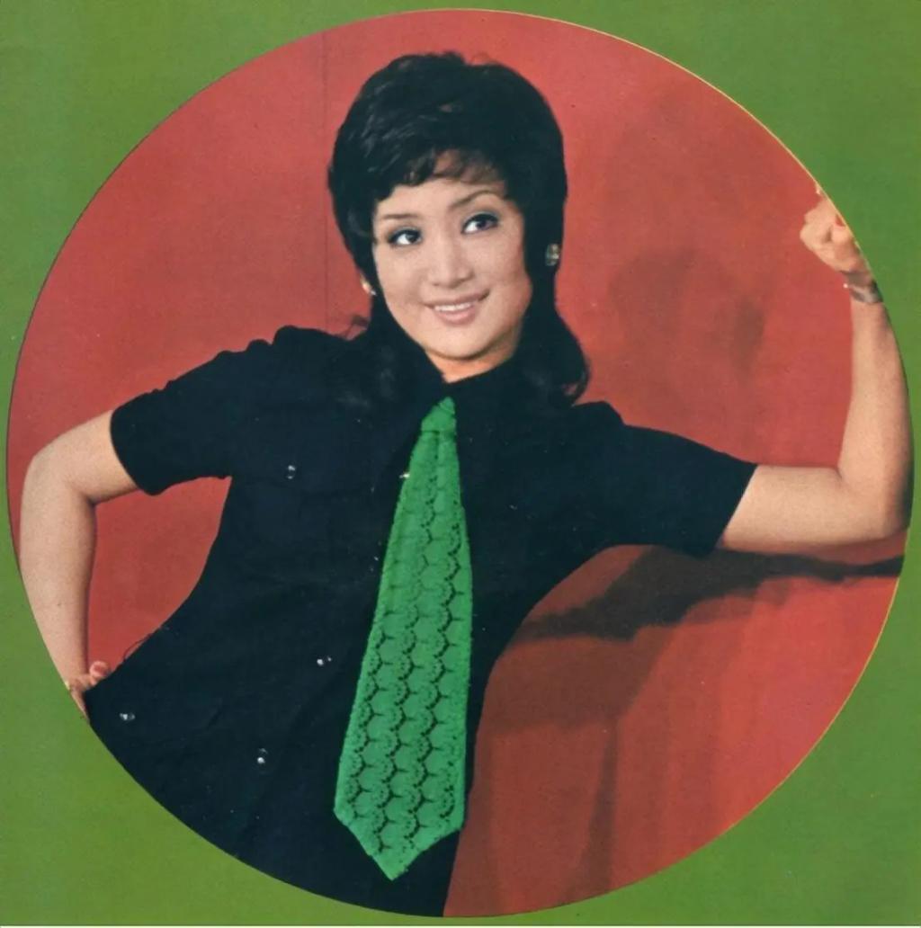 与全民偶像恋爱后被抛弃，迫于生计拍风月片，32岁隐退