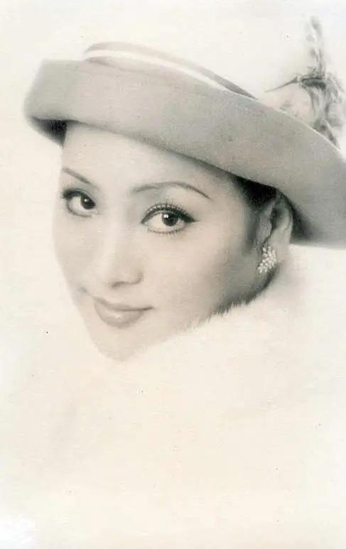 与全民偶像恋爱后被抛弃，迫于生计拍风月片，32岁隐退