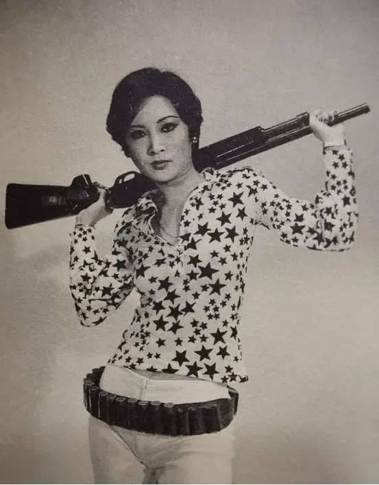 与全民偶像恋爱后被抛弃，迫于生计拍风月片，32岁隐退