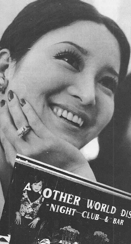 与全民偶像恋爱后被抛弃，迫于生计拍风月片，32岁隐退