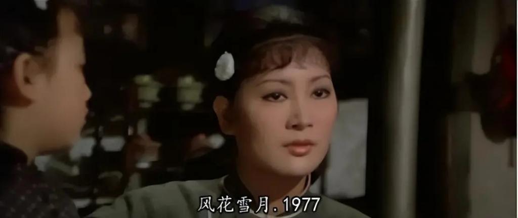 与全民偶像恋爱后被抛弃，迫于生计拍风月片，32岁隐退