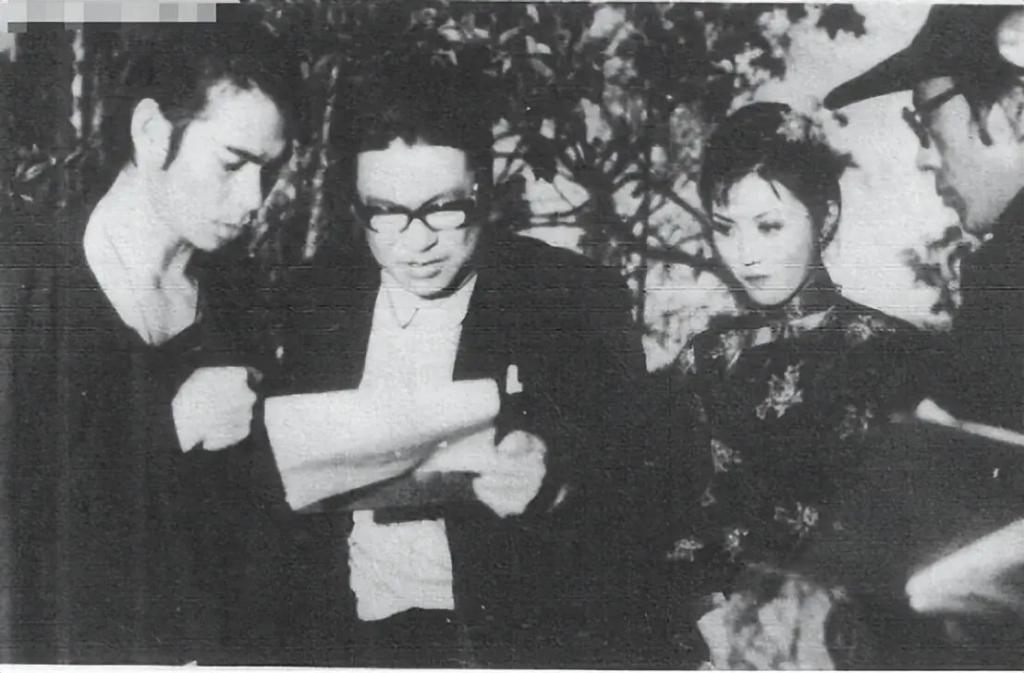 与全民偶像恋爱后被抛弃，迫于生计拍风月片，32岁隐退