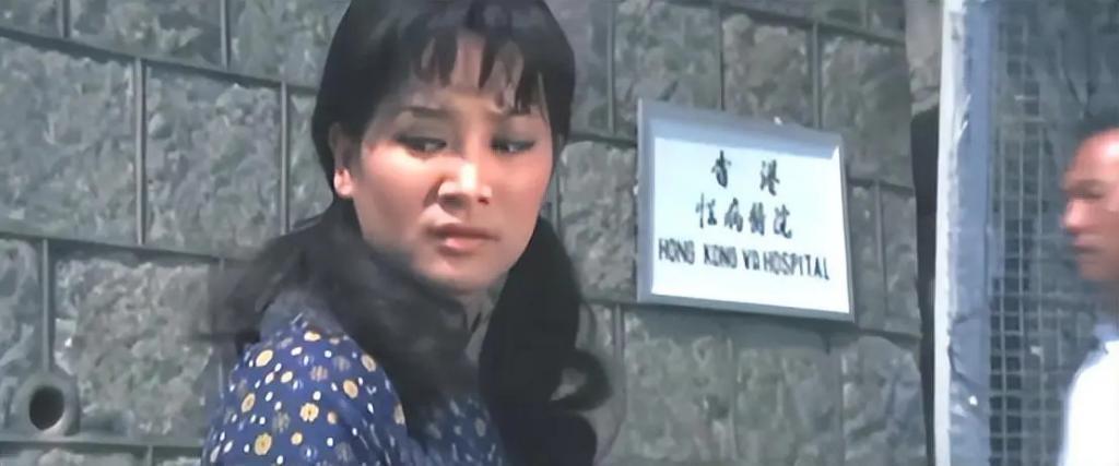 与全民偶像恋爱后被抛弃，迫于生计拍风月片，32岁隐退