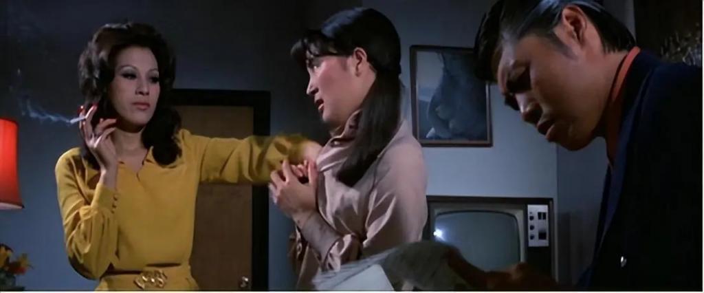 与全民偶像恋爱后被抛弃，迫于生计拍风月片，32岁隐退