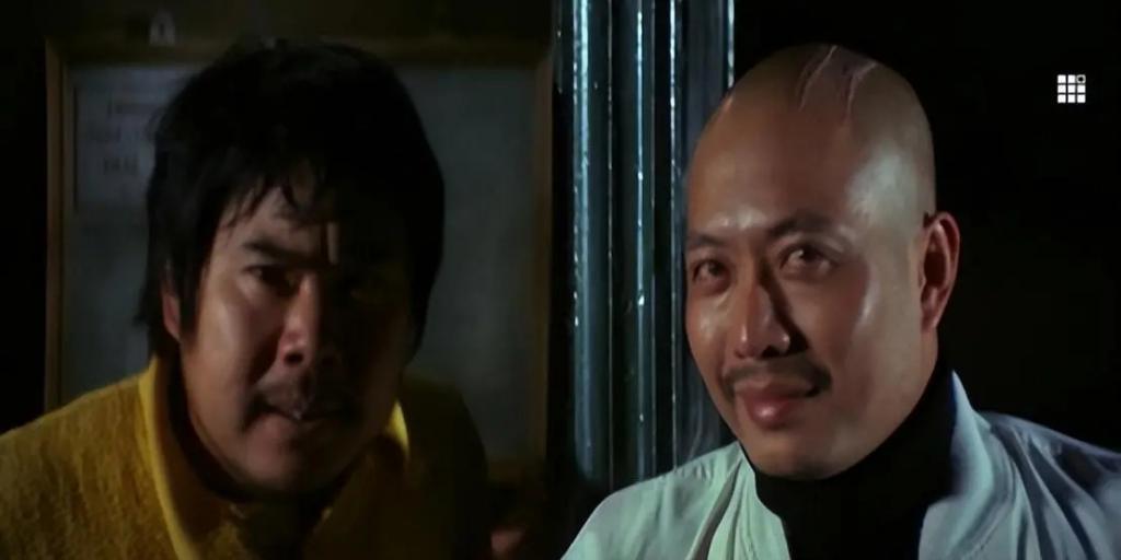 与全民偶像恋爱后被抛弃，迫于生计拍风月片，32岁隐退