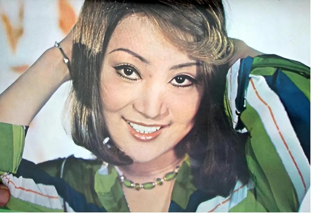 与全民偶像恋爱后被抛弃，迫于生计拍风月片，32岁隐退