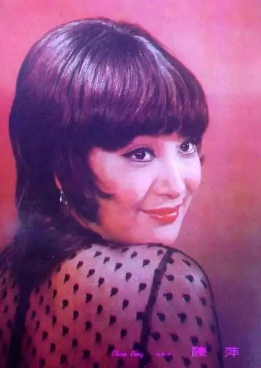 与全民偶像恋爱后被抛弃，迫于生计拍风月片，32岁隐退