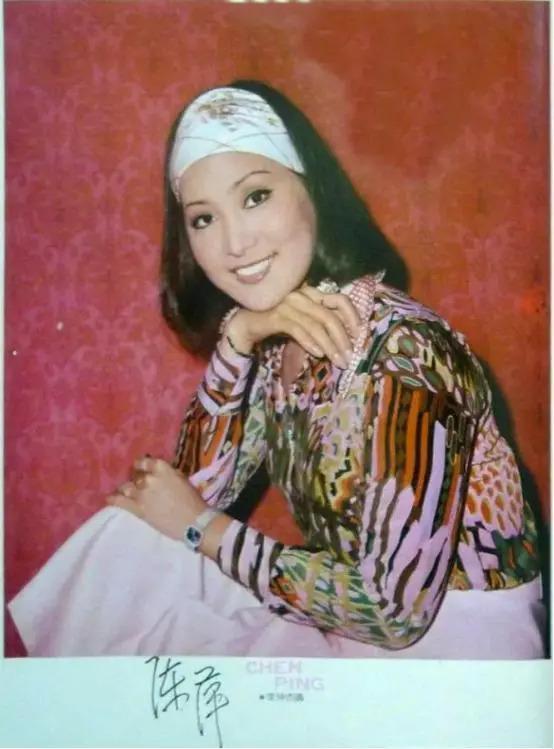 与全民偶像恋爱后被抛弃，迫于生计拍风月片，32岁隐退