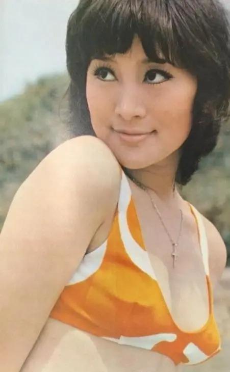 与全民偶像恋爱后被抛弃，迫于生计拍风月片，32岁隐退