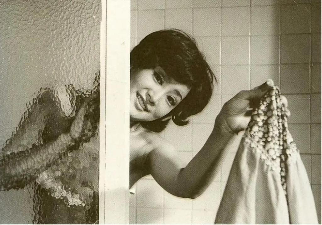 与全民偶像恋爱后被抛弃，迫于生计拍风月片，32岁隐退