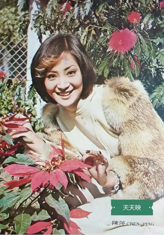 与全民偶像恋爱后被抛弃，迫于生计拍风月片，32岁隐退