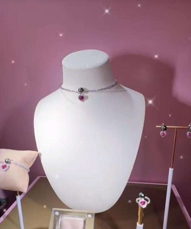 赌王外孙女办珠宝展，一条手链价值上亿