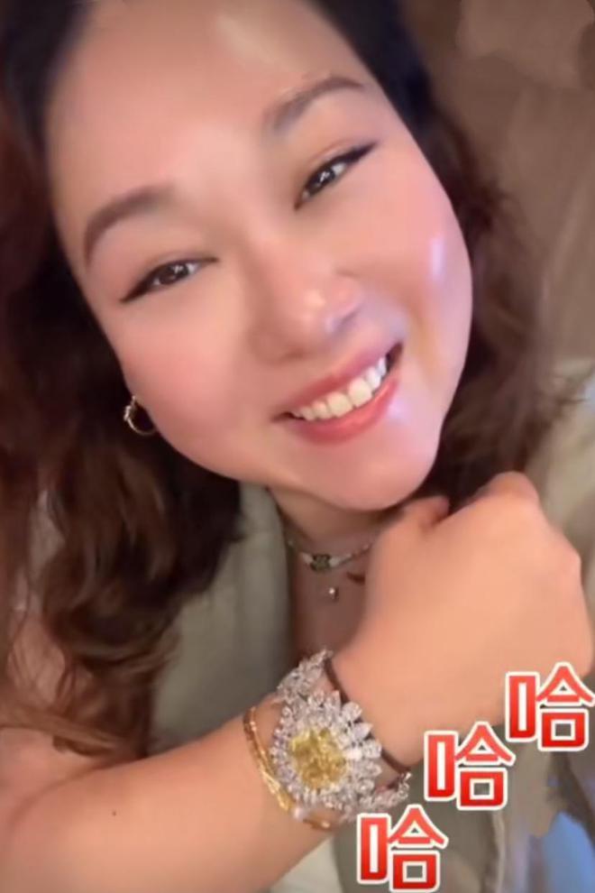 赌王外孙女办珠宝展，一条手链价值上亿