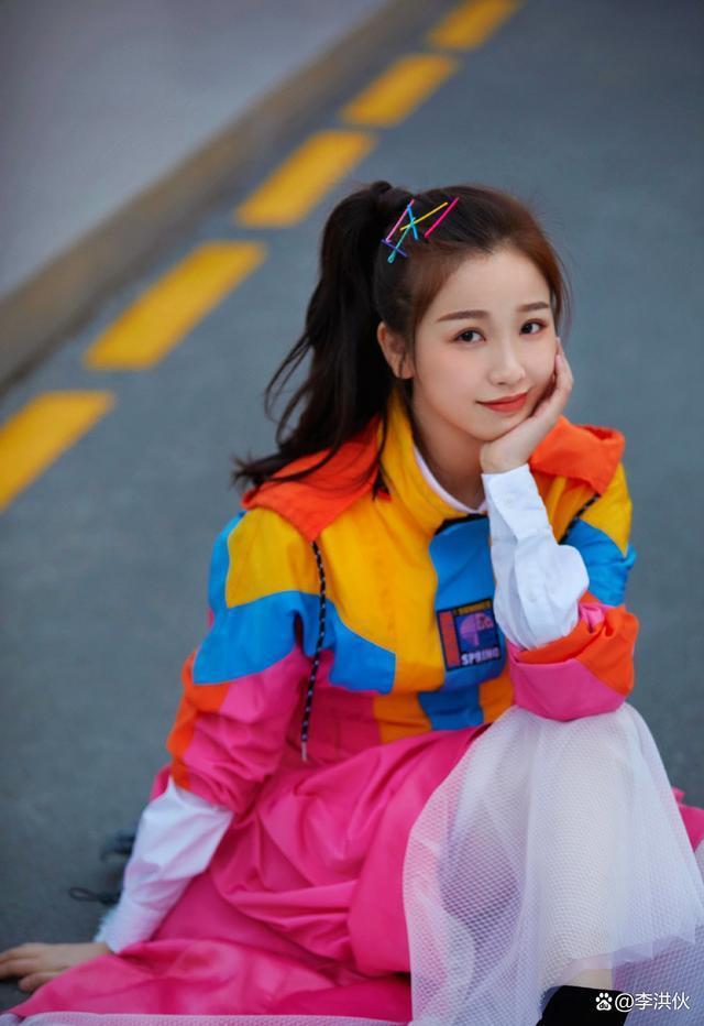 虞书欣司机高速变道，粉丝无脑追随，多次成错误示范