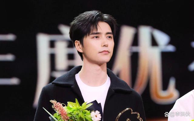 虞书欣司机高速变道，粉丝无脑追随，多次成错误示范