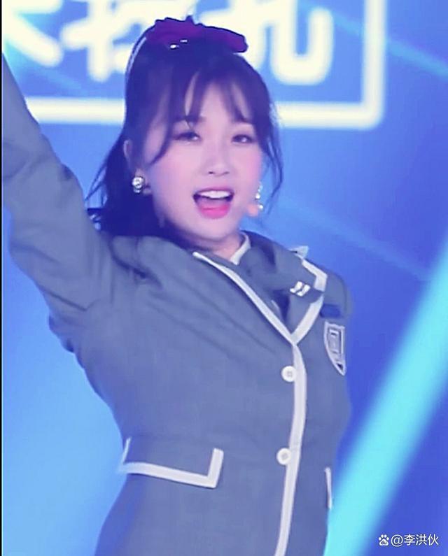 虞书欣司机高速变道，粉丝无脑追随，多次成错误示范